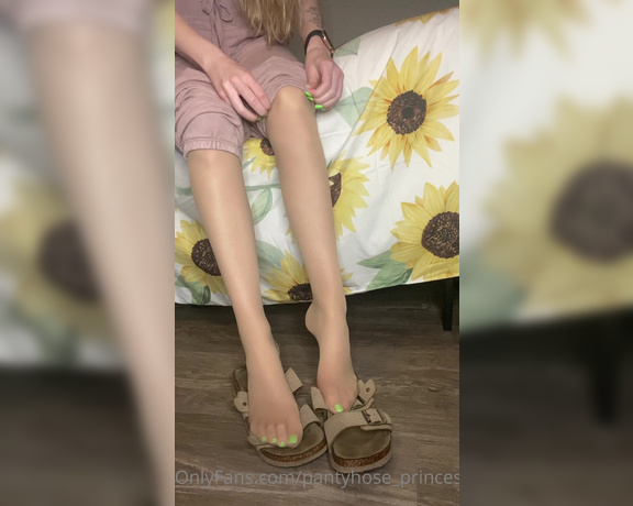 Pantyhosegirl99 aka Pantyhose_princess99 - Little fun shoe play video in some open toed shoes! OF is being super glitchy with me today and