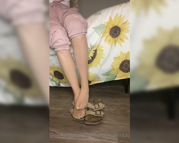 Pantyhosegirl99 aka Pantyhose_princess99 - Little fun shoe play video in some open toed shoes! OF is being super glitchy with me today and