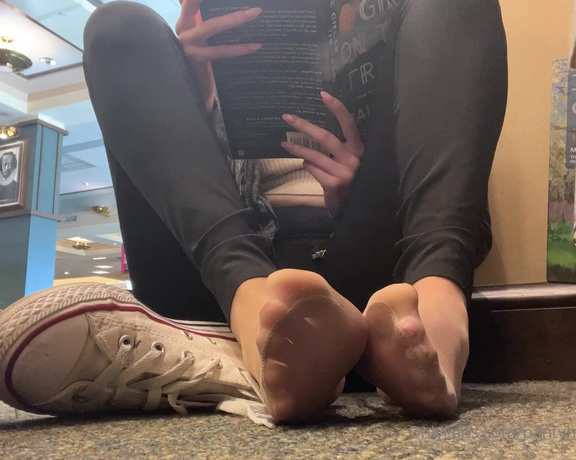 Pantyhosegirl99 aka Pantyhose_princess99 - Nothing a good book & some pantyhose to make a Sunday perfect