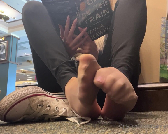 Pantyhosegirl99 aka Pantyhose_princess99 - Nothing a good book & some pantyhose to make a Sunday perfect