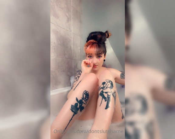 Persephone Pink aka Fxturewars - BTS shooting soapy buttfeet pics in the bath. A risky job