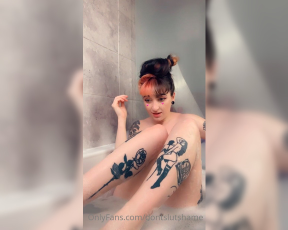 Persephone Pink aka Fxturewars - BTS shooting soapy buttfeet pics in the bath. A risky job