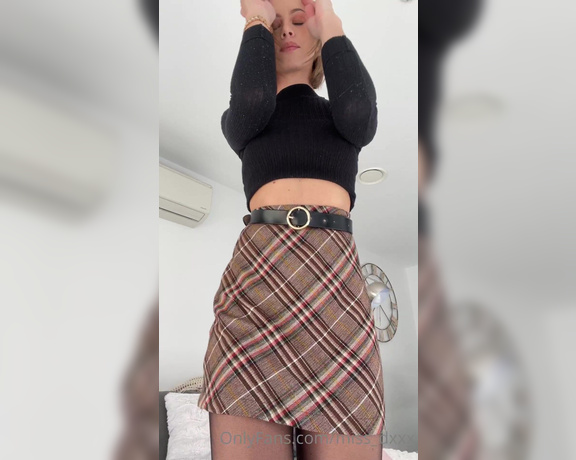 Miss_dxxx - Is something missing guys