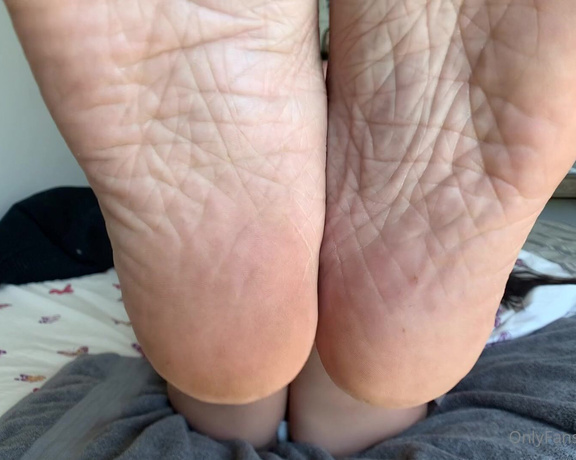 Queef Queen aka Littlelaine - FOOTSIE FRIDAY Today I did a bit of self worship, as I caressed my soft soles and sucked on my