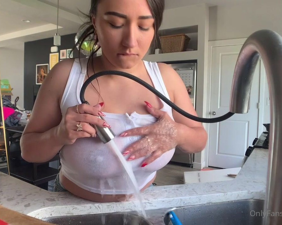 Queef Queen aka Littlelaine - HOUSEWIFE MILF SOAKS HERSELF DOING THE DISHES UNTIL SHE HAS A MASSIVE ORGASM ON THE COUNTER Happy