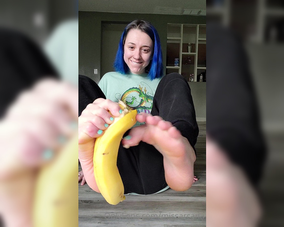 Miss Arcana aka Missarcana - Have you ever wondered if I could peel a banana with just my toes Welllllll this video will probably