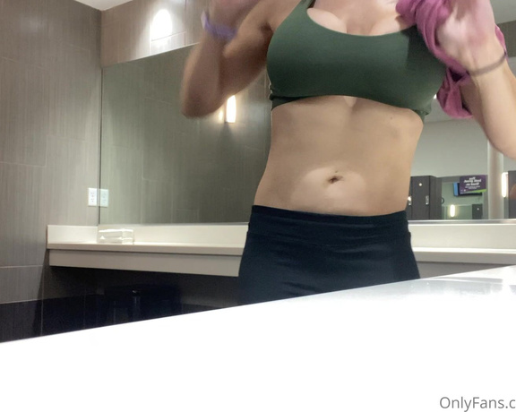 Kitti Belle aka Kittibelle - Up skirt at gym Starting the out right with some locker room time_c