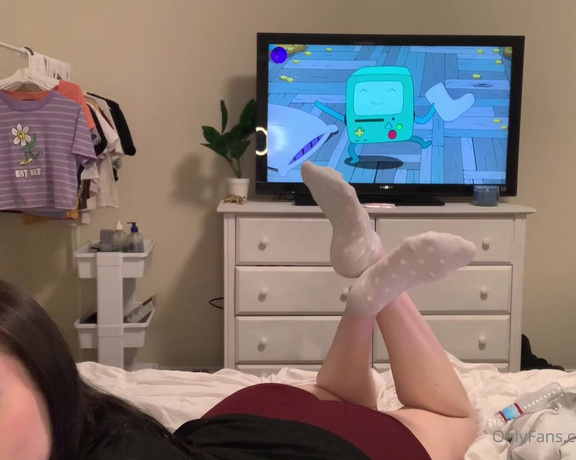 Becca Foxx aka Sizeelevens feet - Sock tease and removal in bed