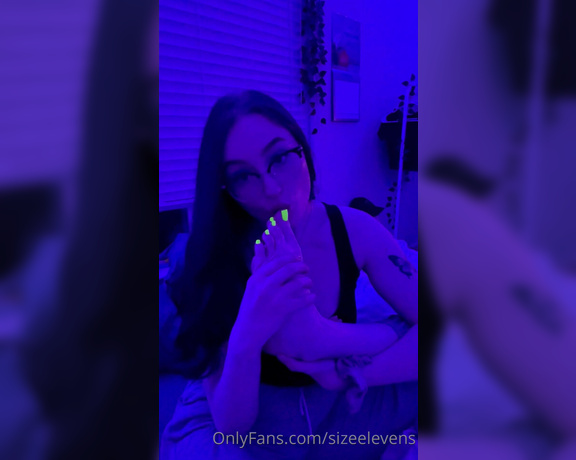 Becca Foxx aka Sizeelevens feet - I can’t help but wanna suck on these neon toes when my LED lights come on they catch the eye so 1