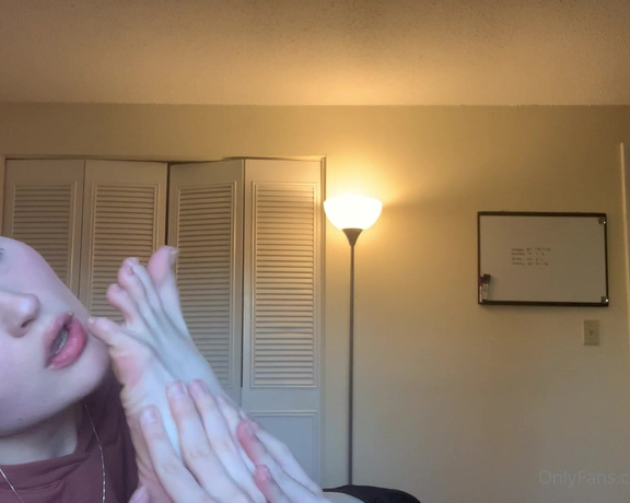 Becca Foxx aka Sizeelevens feet - Worshipping my feet and thought I got caught turns out he was just taking out the trash hehe