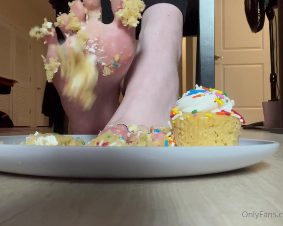 Becca Foxx aka Sizeelevens feet - Cupcake squish! These three tasty treats don’t stand a chance against size 11 feet