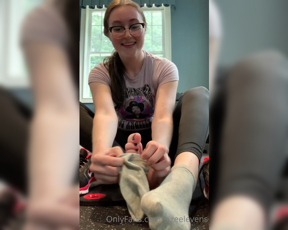 Becca Foxx aka Sizeelevens feet - My feet got too hot in the gym so I had to take off my socks and shoes to let them breathe for a bit
