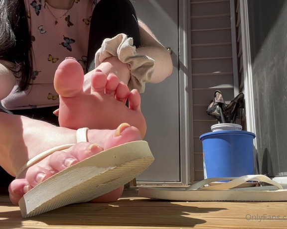 Becca Foxx aka Sizeelevens feet - Painting spring toes in the sun with lots of chatting I do love sunny soles and complaining