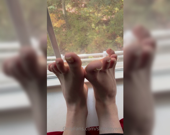 Becca Foxx aka Sizeelevens feet - A quick wiggle for the bare toenail lovers