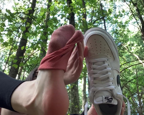 Becca Foxx aka Sizeelevens feet - Take a walk in the woods with me I’ll stop you halfway through to make you smell my sweaty feet 1