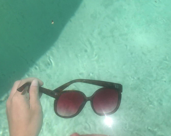 Katee aka Kateelife - Rose colored glasses + underwater