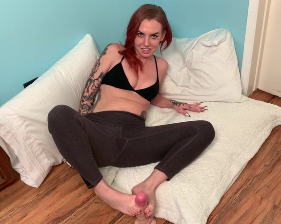 Scarlett Cummings_Foot-Job-in-Yoga-Pants