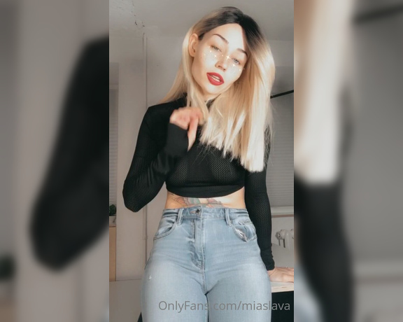 Ema Novak aka Emanovak OnlyFans - RED LIPS GAME Watch this video and play with me