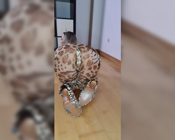 Kiara Blay aka Kiarablay - Hello love, how am I dressed as a jaguar Would you adopt me to be your naughty kitty this video is