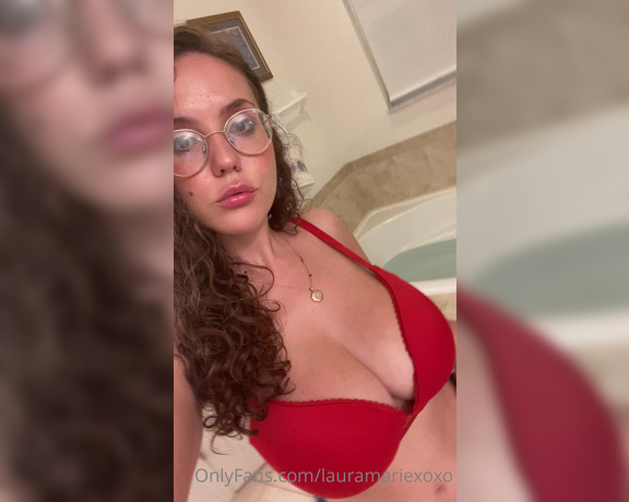Lauramariexoxo - Someone come over and suck on my titties please