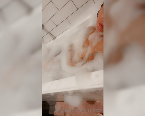 Miss.D aka Miss_dxxx - I have a bath now ! Anyone wanted to see some content in here using this time to come up with fun