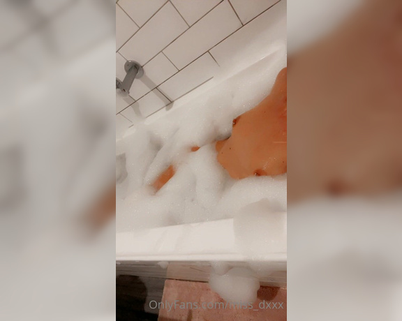 Miss.D aka Miss_dxxx - I have a bath now ! Anyone wanted to see some content in here using this time to come up with fun