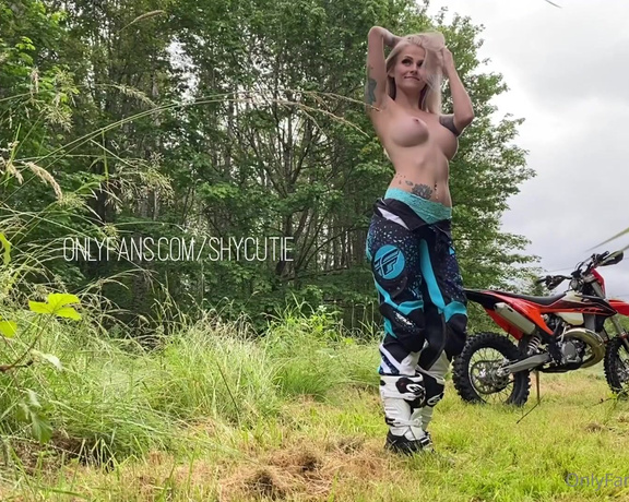Shycutie Onlyfans - Behind the scenes of my latest dirt bike shoot (don’t worry the photos are coming!) Just wait unti