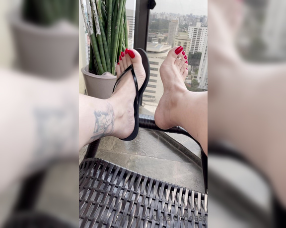 Goddess Grazi Feet aka Grazigoddess - As I drink My delicious juice, you suck My feet Enquanto eu bebo o Meu delicioso suco, tu chupa Meus