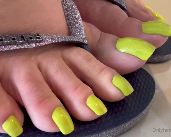 Goddess Grazi Feet aka Grazigoddess - Can you cum in less than 3 minutes look at those luscious toes and powerful nails and cum a lot!