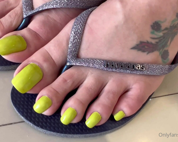 Goddess Grazi Feet aka Grazigoddess - Can you cum in less than 3 minutes look at those luscious toes and powerful nails and cum a lot!