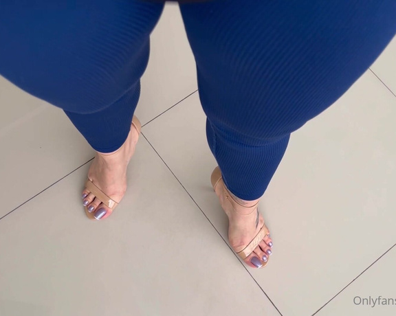 Goddess Grazi Feet aka Grazigoddess - Come lick now!