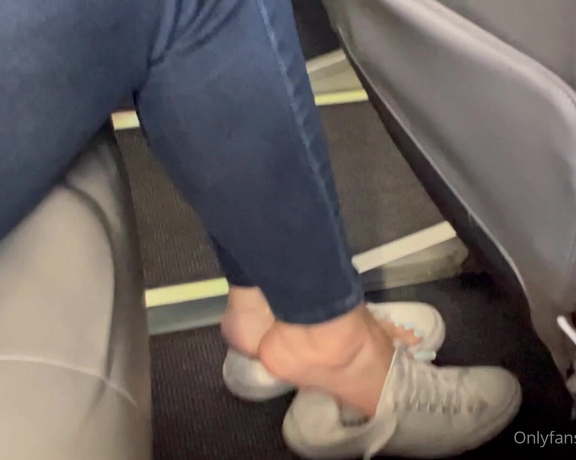 Goddess Grazi Feet aka Grazigoddess - I would love to see your face if you were sitting next to me on the plane Eu adoraria ver a tua cara