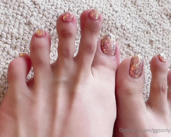 Ggsonlyxx - The new color of my toe nails is so sparky and cute!