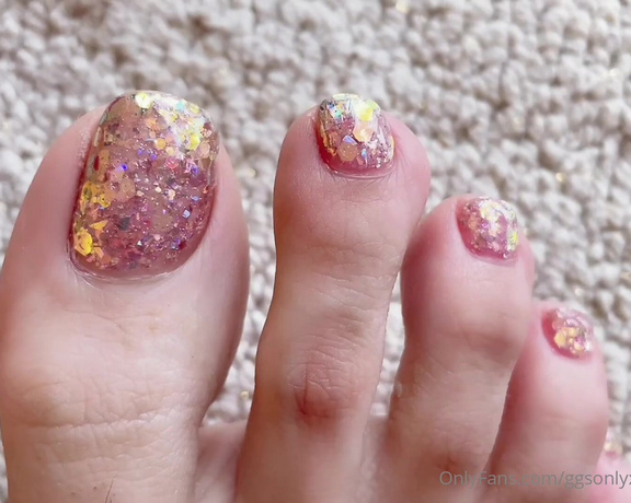 Ggsonlyxx - The new color of my toe nails is so sparky and cute!