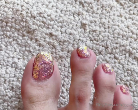 Ggsonlyxx - The new color of my toe nails is so sparky and cute!