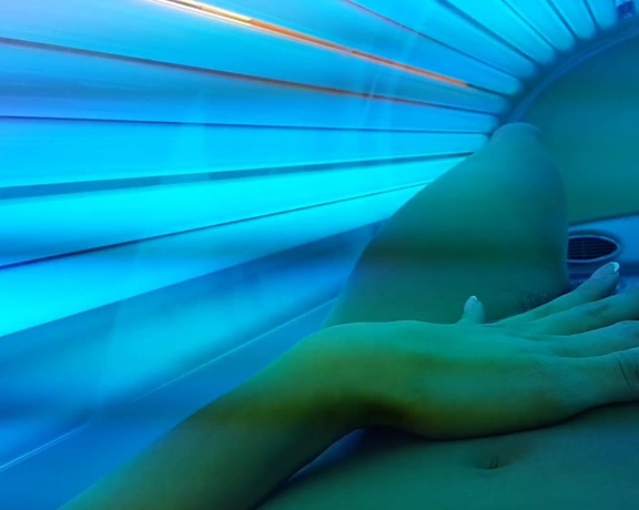 Anissa Kate aka Anissakate OnlyFans - Tanning time petite sance d UV