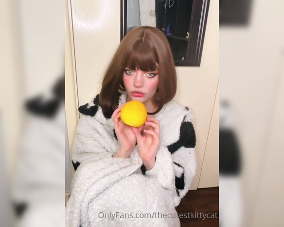 Misty silver aka Thecutestkittycat OnlyFans - Trying out my new peach vibrator from pink punch! It made me squirt twice, I came so quickly I even