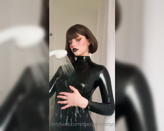 Misty silver aka Thecutestkittycat OnlyFans - Showering in my latex catsuit lost my lipstick from a BJ video lol