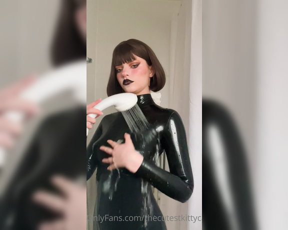 Misty silver aka Thecutestkittycat OnlyFans - Showering in my latex catsuit lost my lipstick from a BJ video lol