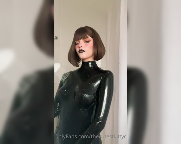 Misty silver aka Thecutestkittycat OnlyFans - Showering in my latex catsuit lost my lipstick from a BJ video lol