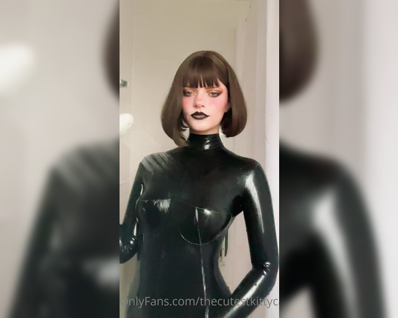 Misty silver aka Thecutestkittycat OnlyFans - Showering in my latex catsuit lost my lipstick from a BJ video lol