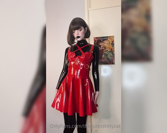 Misty silver aka Thecutestkittycat OnlyFans - First time layering latex and it feels so good~ teasing you whilst being triple coated in latex, l 2