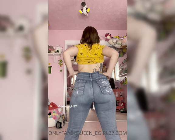 Queen_D aka Queen_egirl27 OnlyFans - Trying out 2 new things in this video taking a dab and using my other new toy I got for Christmas