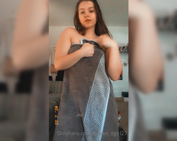Queen_D aka Queen_egirl27 OnlyFans - Towel drop