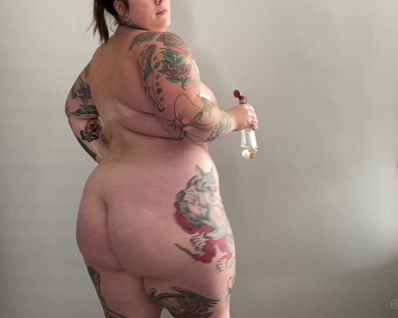 Emma aka Sugarbooty OnlyFans - Watch me oily up my body and booty and shake it for you