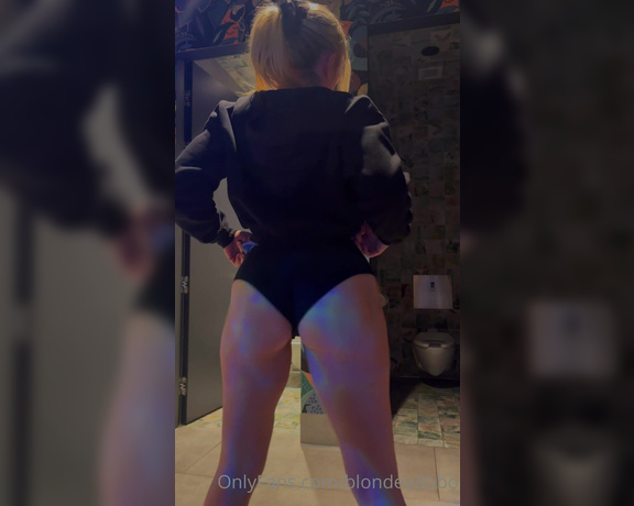 Blondeadobo OnlyFans - Getting in an early workout sesh at the gym It was bootyleg day at the gym, can you tell