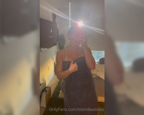 Blondeadobo OnlyFans - What’s better, towel drop or booty flex