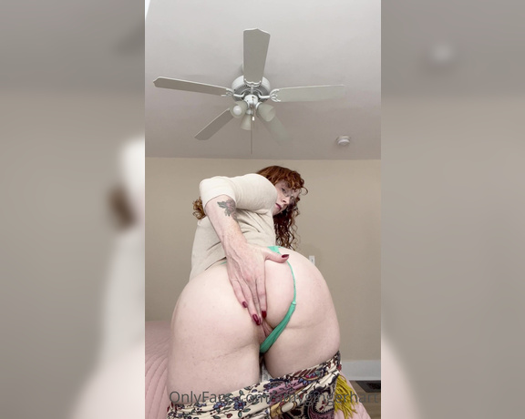 Amy Hart aka Amygingerhart OnlyFans - Butt plugs are fun because they make things like going to the grocery store become very erotic