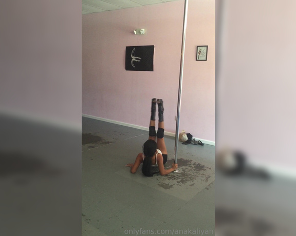 Anakaliyah OnlyFans - #throwback thursday look at me trying to pole dance #fail im so much better now Im going to make