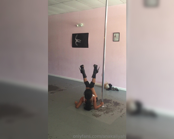 Anakaliyah OnlyFans - #throwback thursday look at me trying to pole dance #fail im so much better now Im going to make